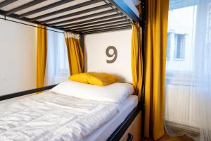 Posteľ alebo postele v izbe v ubytovaní White Wolf House Hostel & Apartments
