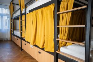 Posteľ alebo postele v izbe v ubytovaní White Wolf House Hostel & Apartments
