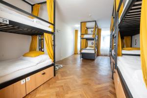 Posteľ alebo postele v izbe v ubytovaní White Wolf House Hostel & Apartments