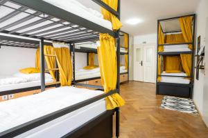 Posteľ alebo postele v izbe v ubytovaní White Wolf House Hostel & Apartments