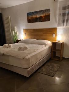 ein großes Bett in einem Schlafzimmer mit zwei Kerzen darauf in der Unterkunft WellandHome Aalen - 6 Rooms in Aalen