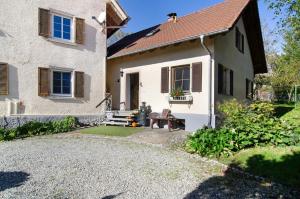 une maison avec un banc devant elle dans l'établissement Ferienhaus Reis, à Ostrach