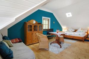 - un salon avec un lit et une table dans l'établissement Ferienhaus Reis, à Ostrach