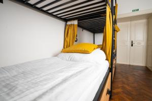Posteľ alebo postele v izbe v ubytovaní White Wolf House Hostel & Apartments