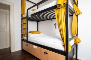 Posteľ alebo postele v izbe v ubytovaní White Wolf House Hostel & Apartments