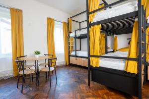 Posteľ alebo postele v izbe v ubytovaní White Wolf House Hostel & Apartments