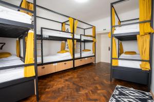 Posteľ alebo postele v izbe v ubytovaní White Wolf House Hostel & Apartments