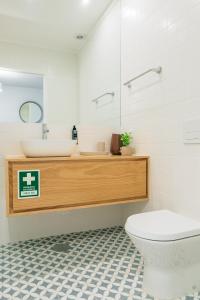 La salle de bains est pourvue d'un lavabo et de toilettes. dans l'établissement ORM Padrão Apartment, à Porto