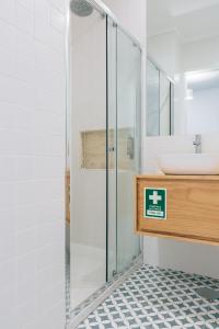 un bagno con doccia in vetro e lavandino di ORM Padrão Apartment a Porto