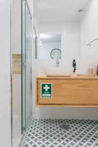 La salle de bains est pourvue d'un lavabo et d'un miroir. dans l'établissement ORM Padrão Apartment, à Porto
