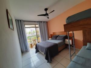 une chambre avec deux lits superposés et une fenêtre dans l'établissement Maitinga SESC Bertioga, à Bertioga