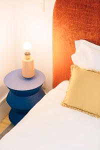 un letto con una candela su un comodino accanto ad esso di ORM Padrão Apartment a Porto