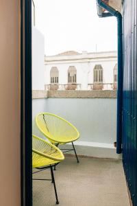 - deux chaises jaunes assises au-dessus d'un balcon dans l'établissement ORM Padrão Apartment, à Porto