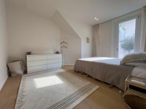 um quarto branco com uma cama e uma janela em Realkasa Charming Luxury Apt. em Bolonha