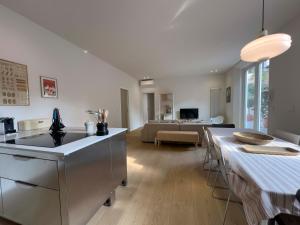 una cucina e un soggiorno con tavolo e divano di Realkasa Charming Luxury Apt. a Bologna