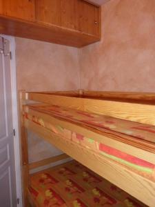 Ein Etagenbett oder Etagenbetten in einem Zimmer der Unterkunft Studio PRALOUP 4 couchages Sapinière 126
