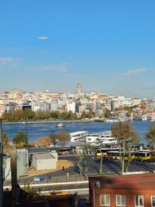 vistas a una ciudad con río y edificios en White Palace Hotel en Estambul