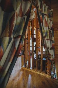 Habitación con cortinas y suelo de madera. en Sabay Sai Wooden Guesthouse in The National Park, en Almaty