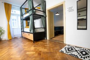 Posteľ alebo postele v izbe v ubytovaní White Wolf House Hostel & Apartments