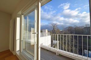 een open balkon met uitzicht op de stad bij Air Apartments 14 in Bremen