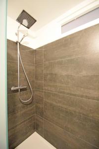 een badkamer met een douche met bruine tegels bij Air Apartments 14 in Bremen +11 foto's
