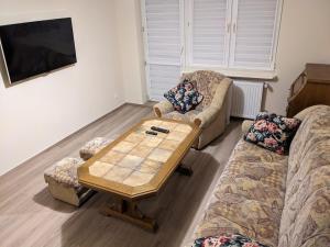 Rigel Rooms في بيوتركوف تريبونالسكي: غرفة معيشة مع أريكة وطاولة قهوة