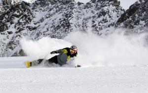 Um homem está a esquiar numa montanha coberta de neve. em Iron Horse C5083 condo em Winter Park