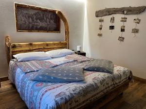 una camera da letto con un letto con cuscini sopra di Bed and Breakfast Campo Base a Carona