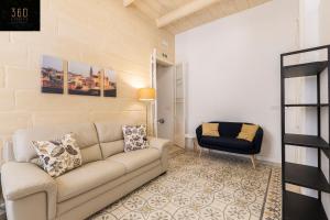Posezení v ubytování Historical Mdina Gem, Lux HOME with Rooftop Pool by 360 Estates