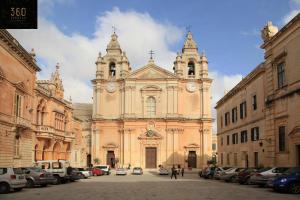 Fotografie z fotogalerie ubytování Historical Mdina Gem, Lux HOME with Rooftop Pool by 360 Estates v destinaci Mdina