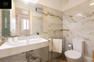 Koupelna v ubytování Historical Mdina Gem, Lux HOME with Rooftop Pool by 360 Estates