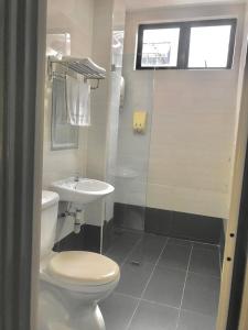 łazienka z toaletą i umywalką w obiekcie Kozi Hotel - Bukit Indah w mieście Johor Bahru
