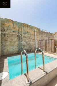 Bazén v ubytování Historical Mdina Gem, Lux HOME with Rooftop Pool by 360 Estates nebo v jeho okolí