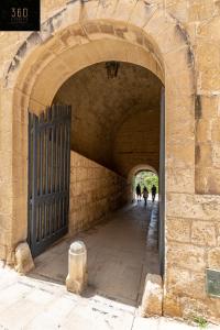 Fotografie z fotogalerie ubytování Historical Mdina Gem, Lux HOME with Rooftop Pool by 360 Estates v destinaci Mdina