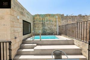 Bazén v ubytování Historical Mdina Gem, Lux HOME with Rooftop Pool by 360 Estates nebo v jeho okolí