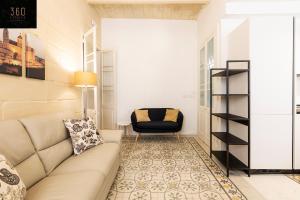 Posezení v ubytování Historical Mdina Gem, Lux HOME with Rooftop Pool by 360 Estates