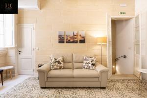Posezení v ubytování Historical Mdina Gem, Lux HOME with Rooftop Pool by 360 Estates