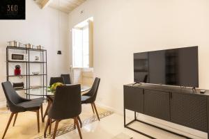 Kuchyň nebo kuchyňský kout v ubytování Historical Mdina Gem, Lux HOME with Rooftop Pool by 360 Estates