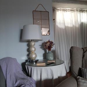 sala de estar con mesa, lámpara y silla en Apartamento "Bellavista" E&M -SOLO NO FUMADORES-, en Cájar