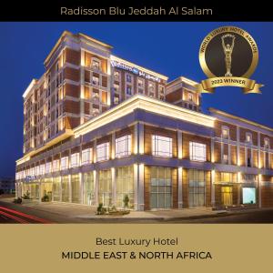 吉達的住宿－Radisson Blu Hotel, Jeddah Al Salam，一座大建筑,上面有奖杯