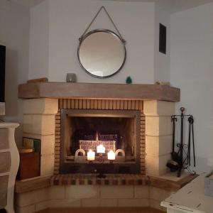 una chimenea con un espejo encima en Apartamento "Bellavista" E&M -SOLO NO FUMADORES-, en Cájar