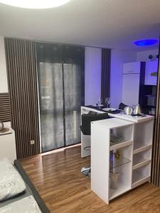 una sala de estar con escritorio y una habitación de color púrpura en Home- Alt-Winzerla en Jena