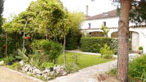 een tuin voor een huis bij Gite du Corupsis in Villeneuve-sur-Lot