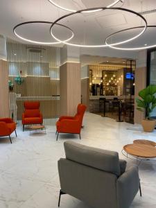 a lobby with chairs and a couch and a table at Hotel Aeroporto de Congonhas - Flat in São Paulo