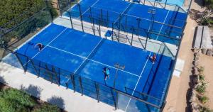 an overhead view of people playing tennis on a tennis court at Residence Hotel Lu Nibareddu in San Teodoro