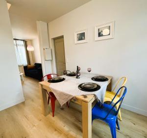 een eetkamer met een tafel en wat stoelen bij Villa Saint Jacques , Duplex Les Galets in Le Tréport
