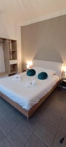 1 cama grande con 2 almohadas verdes en Sirius - SILS, en Caen