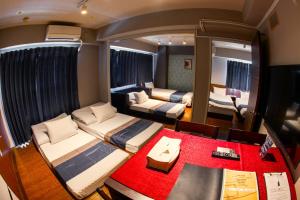 Cette petite chambre comprend deux lits et une table. dans l'établissement e-stay namba, à Osaka