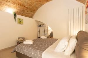 1 dormitorio con 1 cama y 1 sofá en una habitación en Seguri _ Loft Rustico [FreeParking], en Capolago