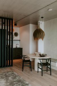 jadalnia ze stołem i krzesłami w pokoju w obiekcie Suite O w Ostendzie